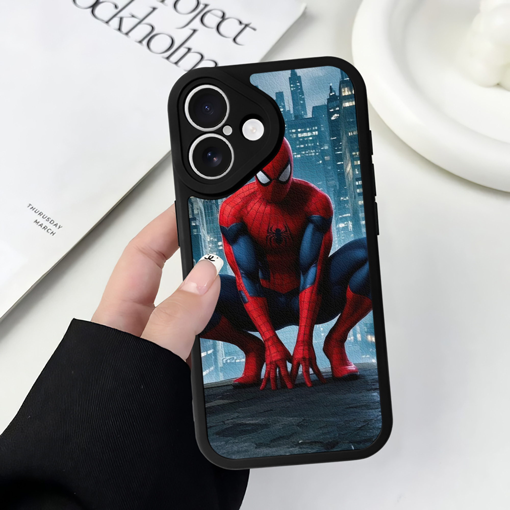 Spider Man スパイダーマン 【iPhone 16シリーズ対応】シリコンスマホケース（レザー調） 材質：シリコン